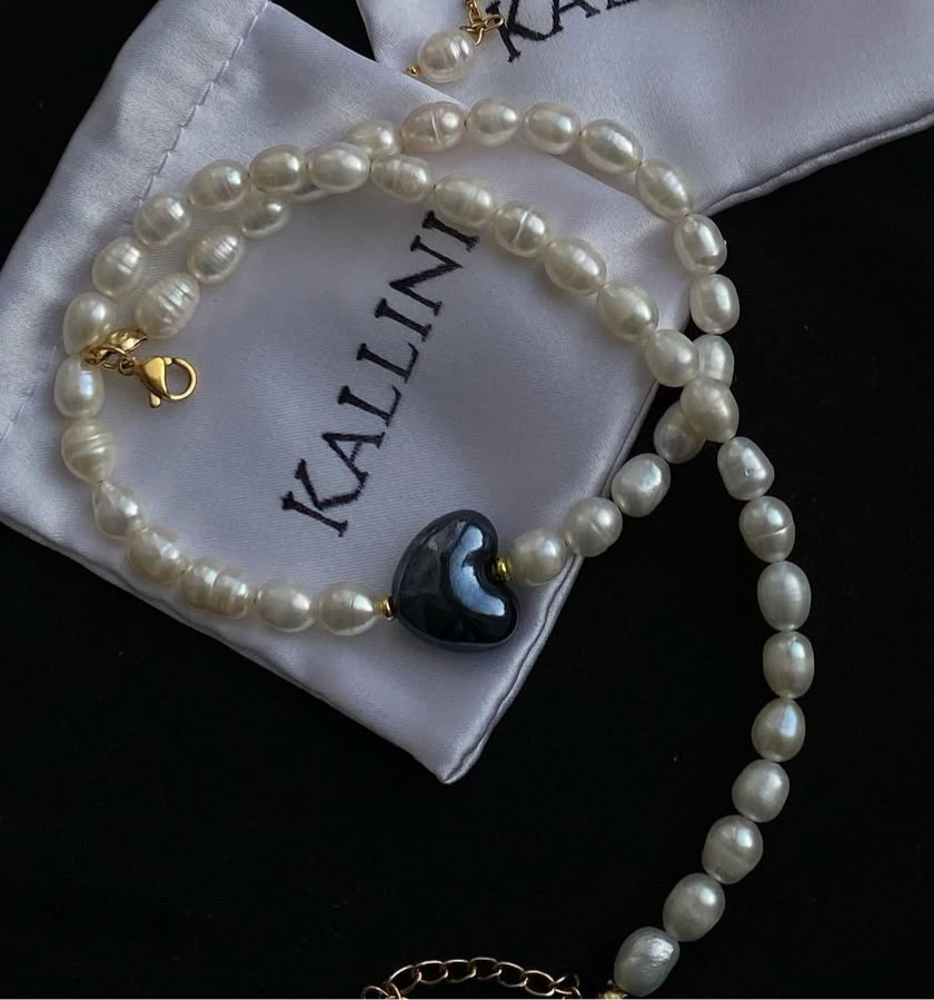 Freshwater Pearls Necklace with Black Heart Kohaty