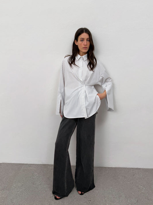 Loose-fit shirt with elongated cuffs