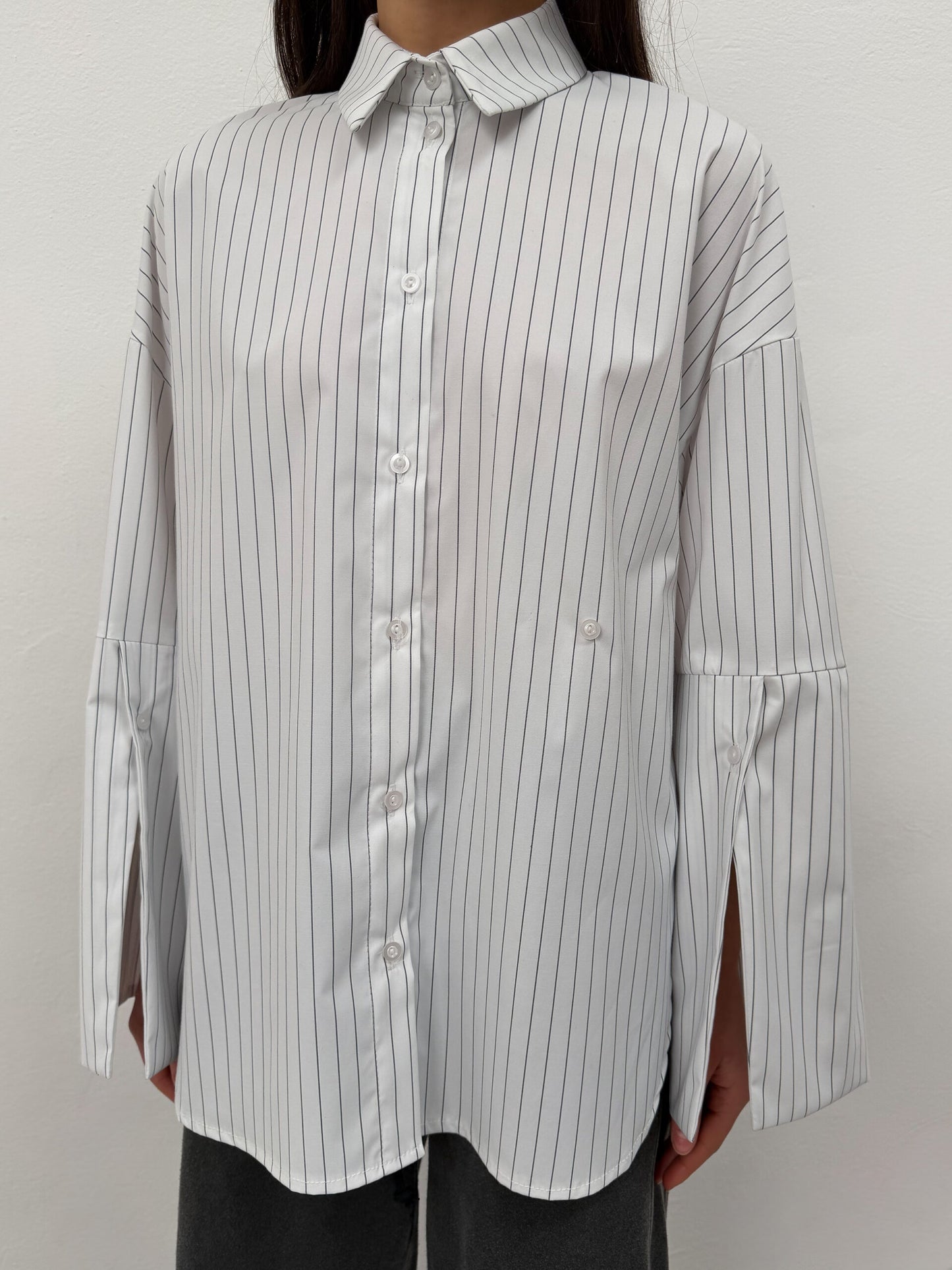 Loose-fit shirt with elongated cuffs