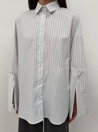 Loose-fit shirt with elongated cuffs